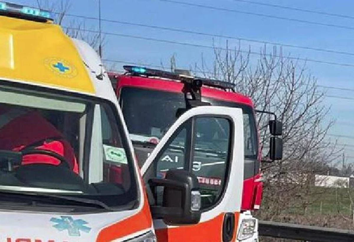 Frontale tra auto e bus nel Veneziano, un morto e cinque feriti