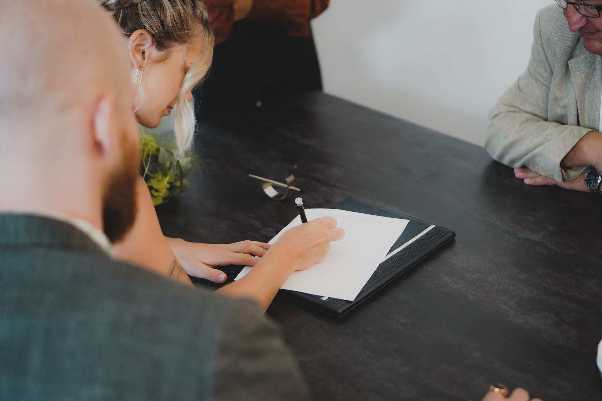 Types of contracts to work in a startup: what to know