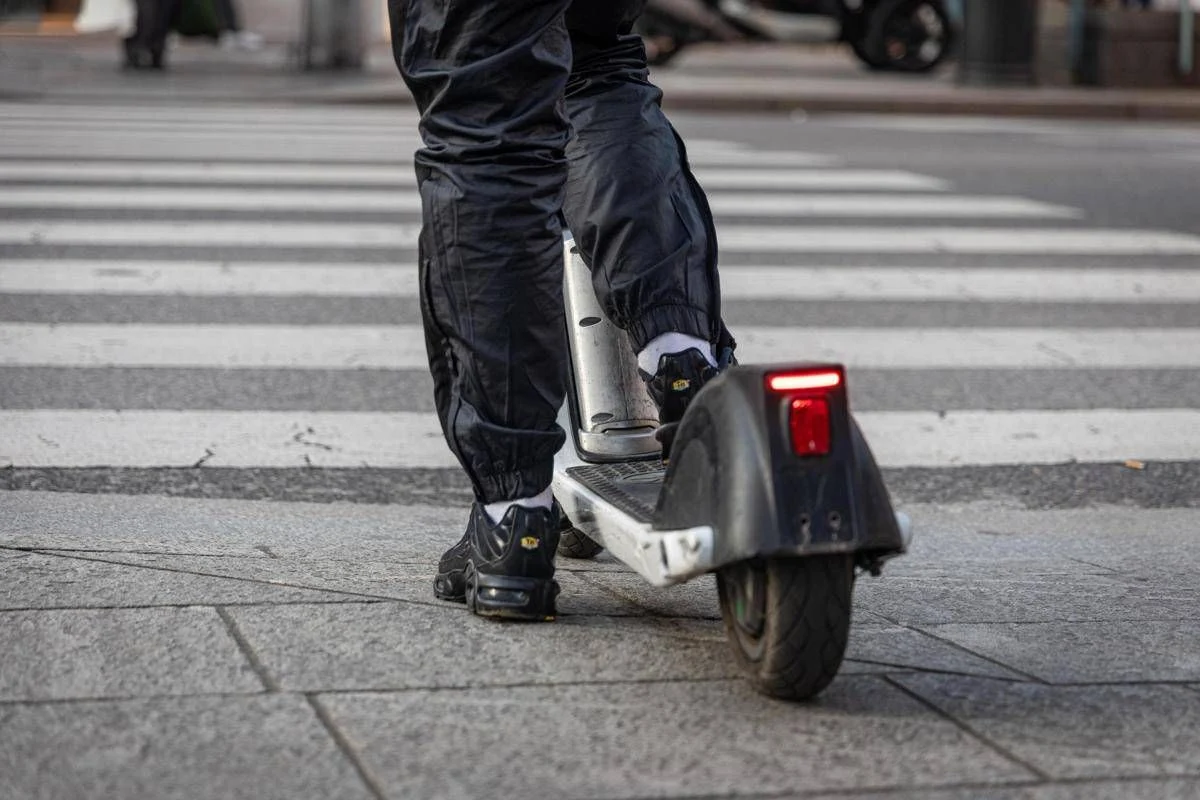 Milano, in due su monopattino si scontrano con auto: morto 19enne