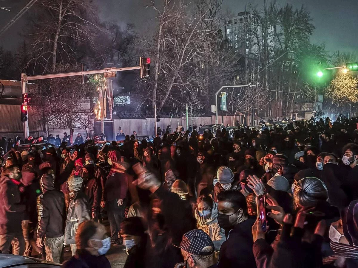 Iran International: “Infermiere stuprate e torturate per cure a manifestanti feriti durante le proteste”