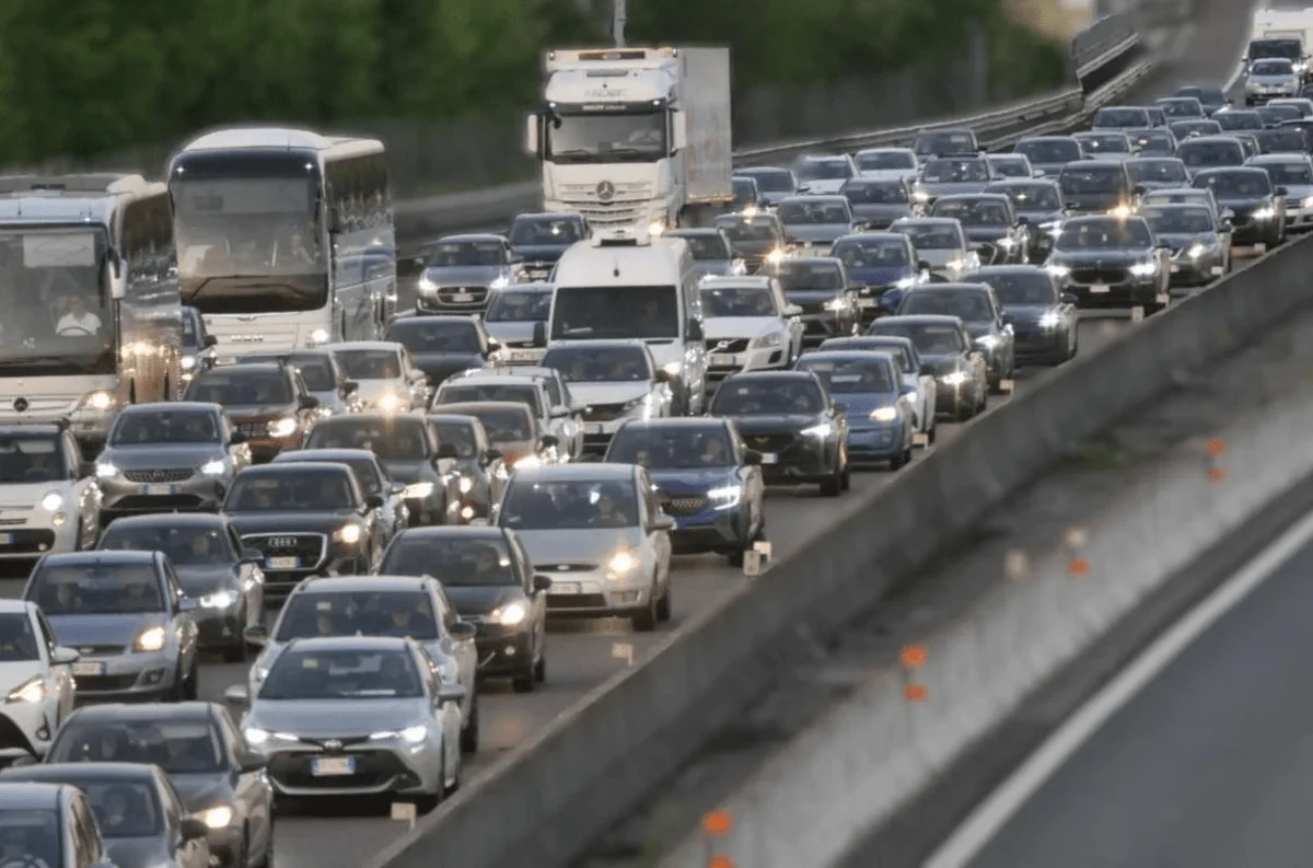 Autostrade, in coda per traffico e cantieri: da oggi scatta il rimborso del pedaggio