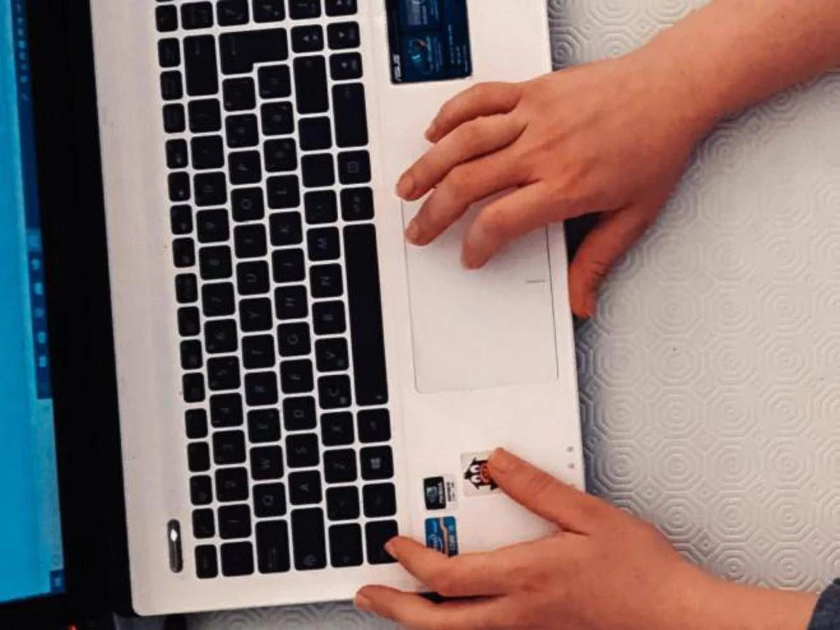 Cade mentre è in smart working, riconosciuto come infortunio sul lavoro