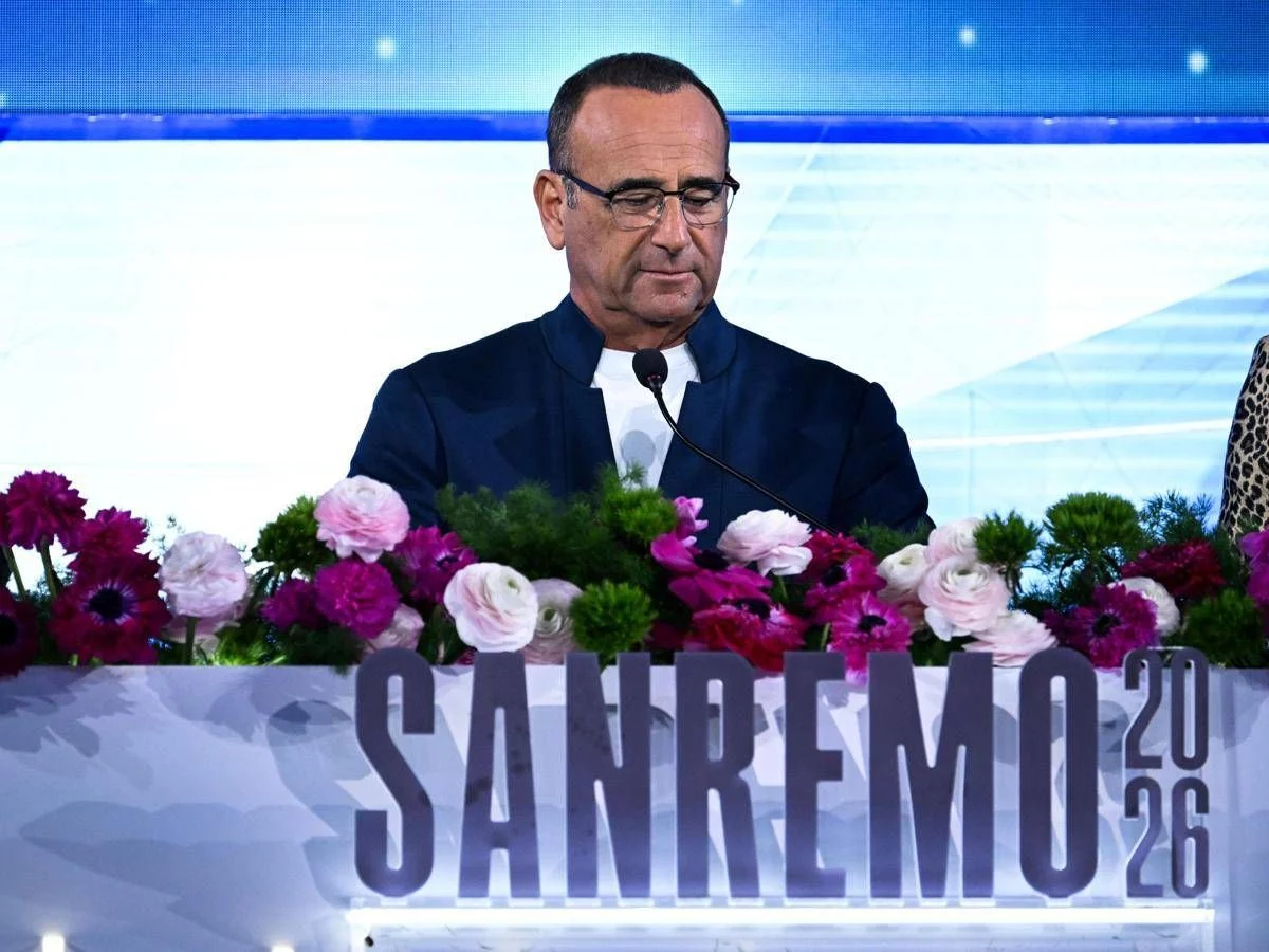 Carlo Conti replica a Gassmann: “Equivoco, nessun divieto per i parenti sul palco”