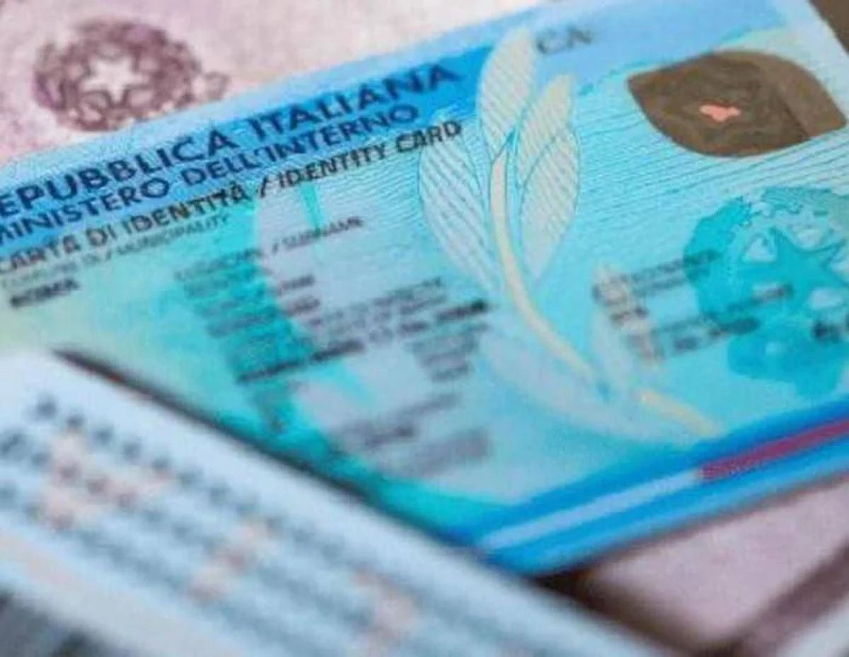 Carta d’identità ‘a vita’ per gli over 70, la norma è ufficiale: come funziona e chi ne ha diritto