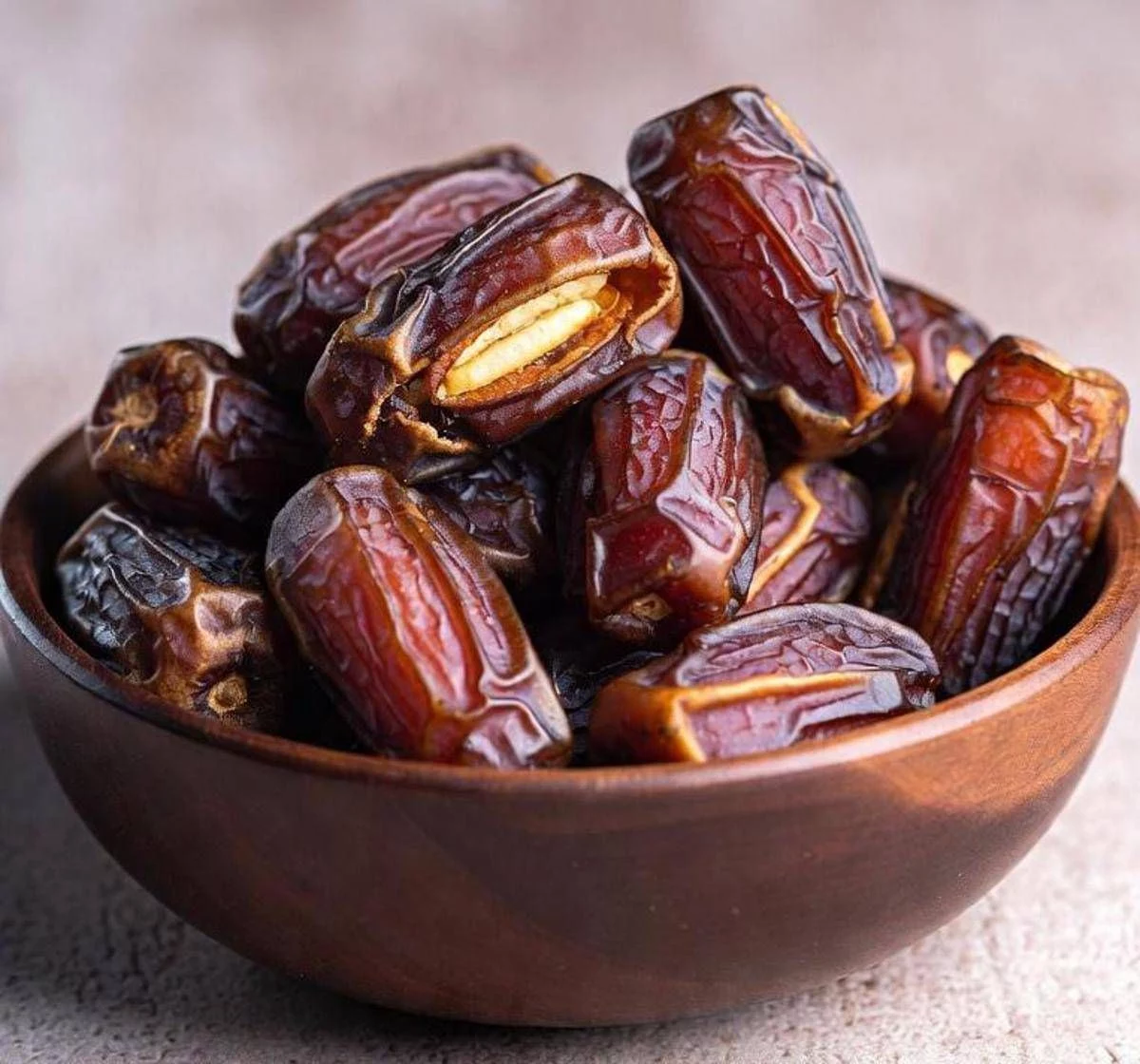 Datteri curano cuore e pressione, il consiglio del medico: “Due al giorno, non di più”