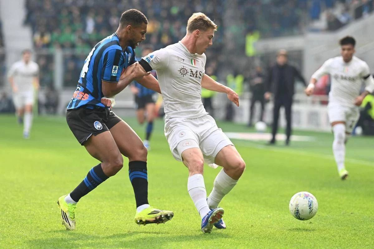 Napoli, furia Manna dopo gol annullato con Atalanta: “Imbarazzante, dov’è il Var?”. Silenzio Conte