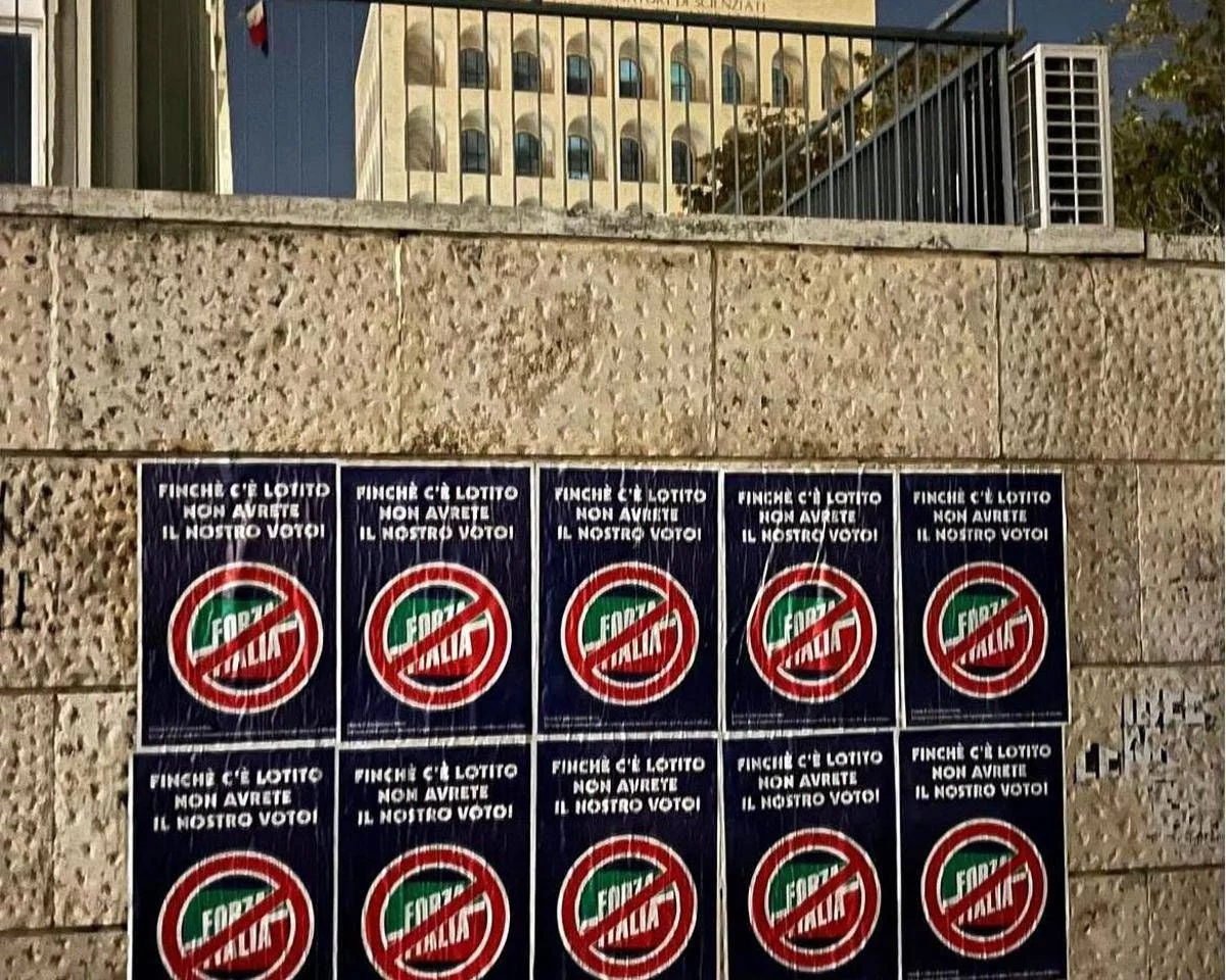 Protesta laziali, manifesti con simbolo Forza Italia sbarrato: “Finché c’è Lotito non avrete nostro voto”