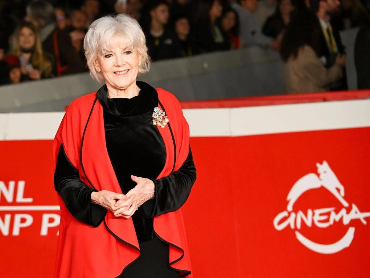 Sanremo 2026, Caterina Caselli riceve il premio alla carriera: l’omaggio al ‘Casco d’Oro’