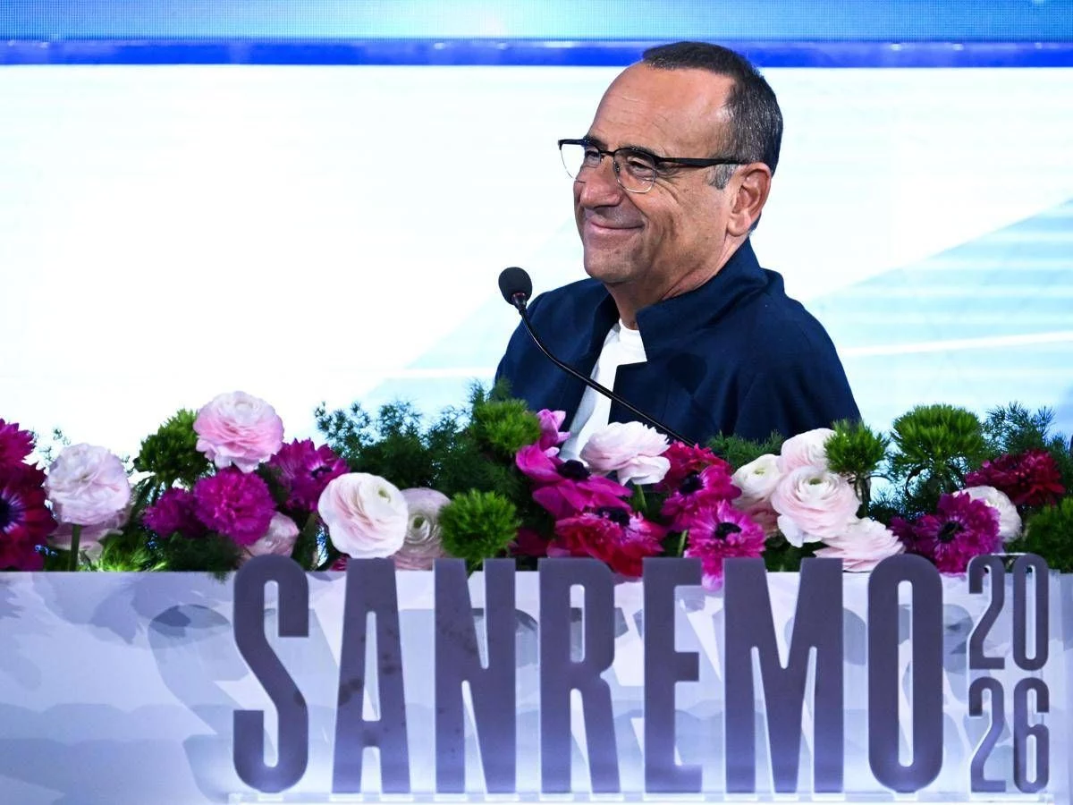 Sanremo 2026, Conti esulta per gli ascolti e lascia conferenza in anticipo: “Devo preparare sorprese per stasera”