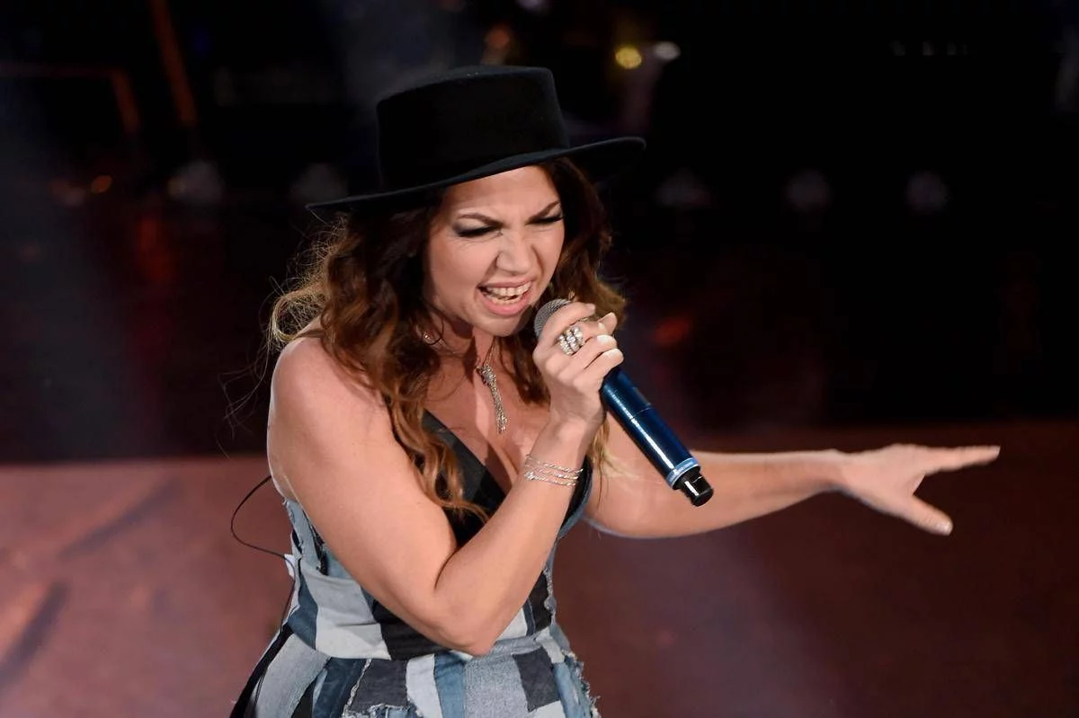 Sanremo 2026, Cristina D’Avena chi è: la cover con le Bambole di Pezza