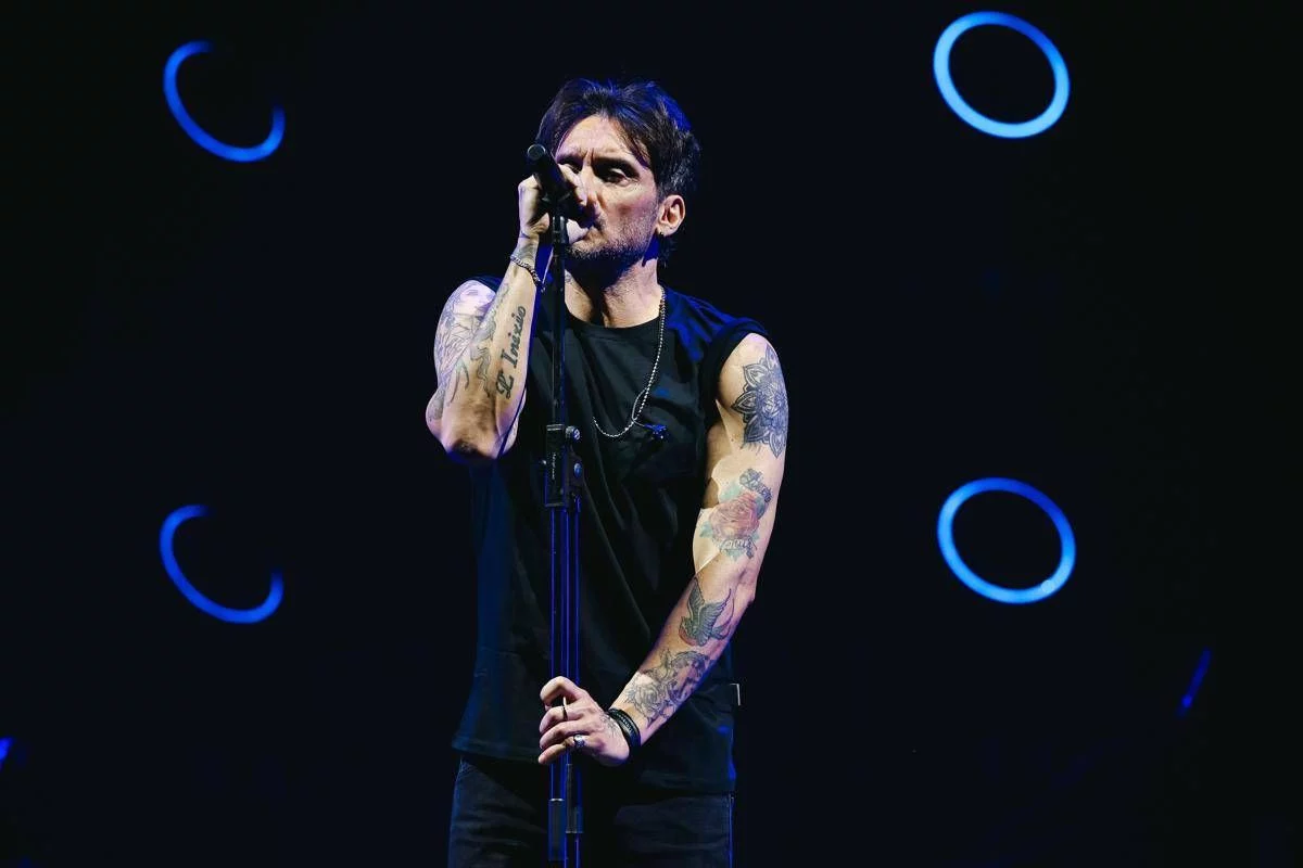 Sanremo 2026, Fabrizio Moro chi è: la cover con Eddie Brock