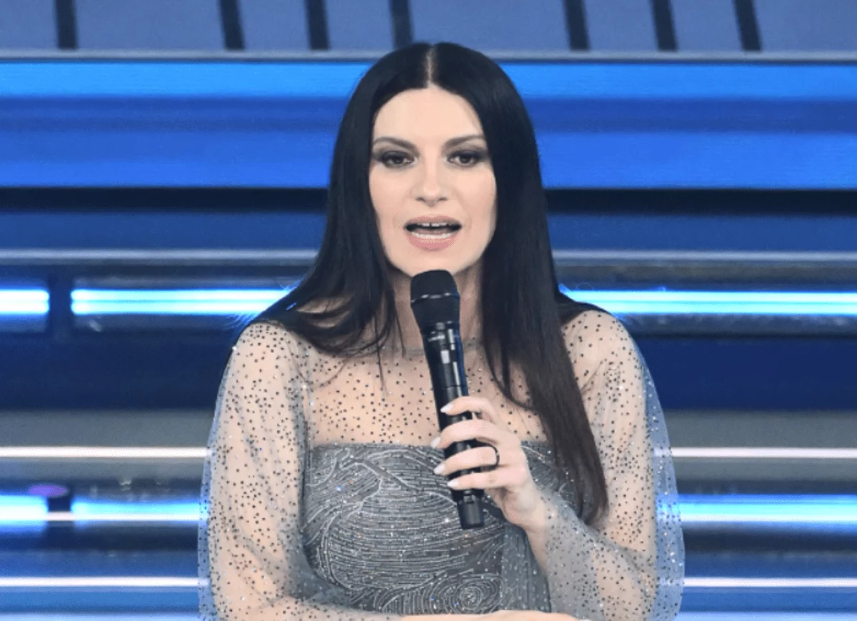 Sanremo, la gaffe ‘piccante’ di Pausini col microfono: “Mamma tutto bene…”