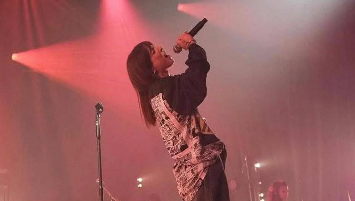 Angelina Mango torna a esibirsi, tra il pubblico di Roma c’è Maria De Filippi