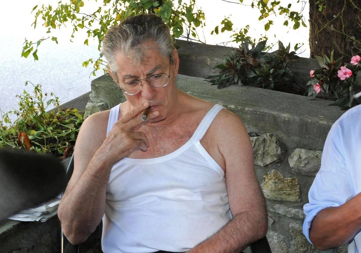 Bossi, la canottiera che cambiò la politica: l’estate 1994 del leader della Lega in Sardegna