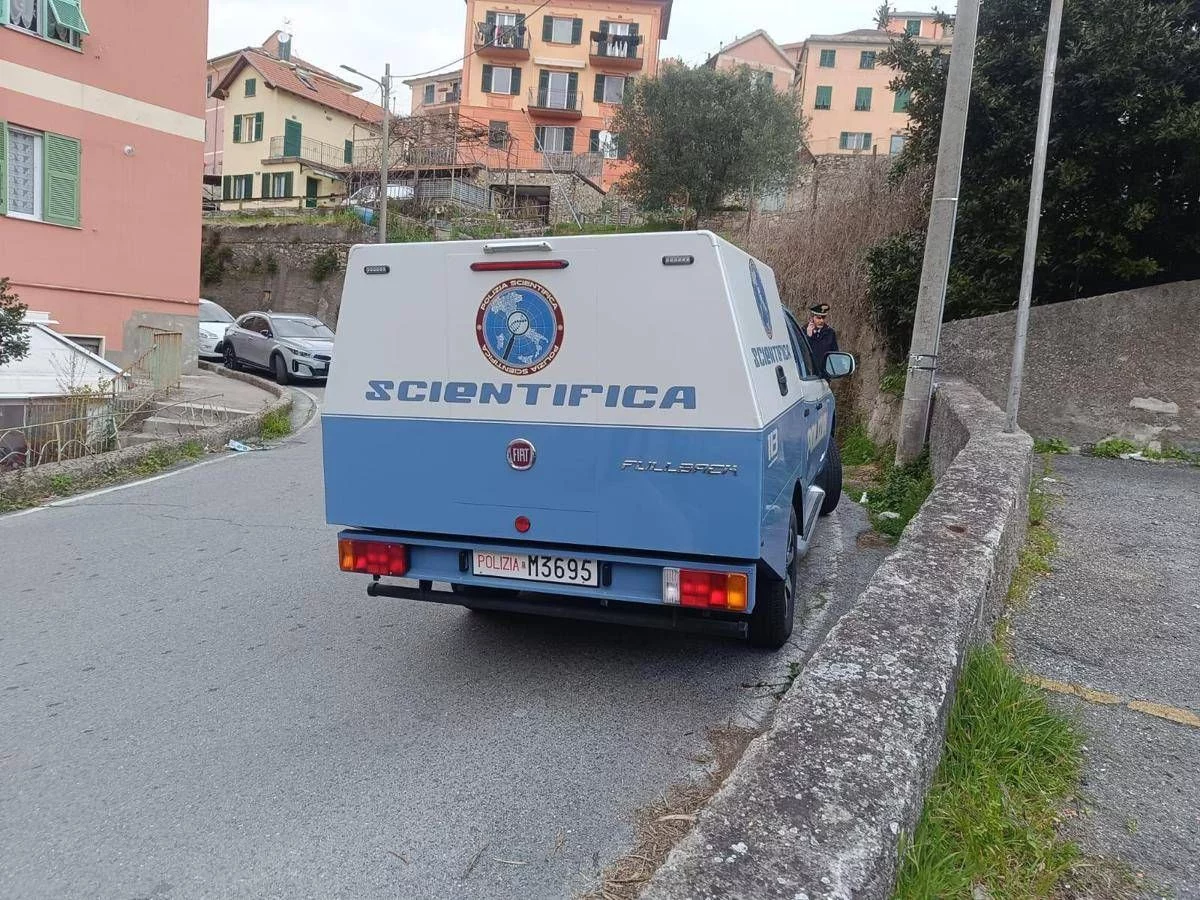 Donna uccisa a coltellate in casa a Genova, il figlio: “Non ricordo nulla”