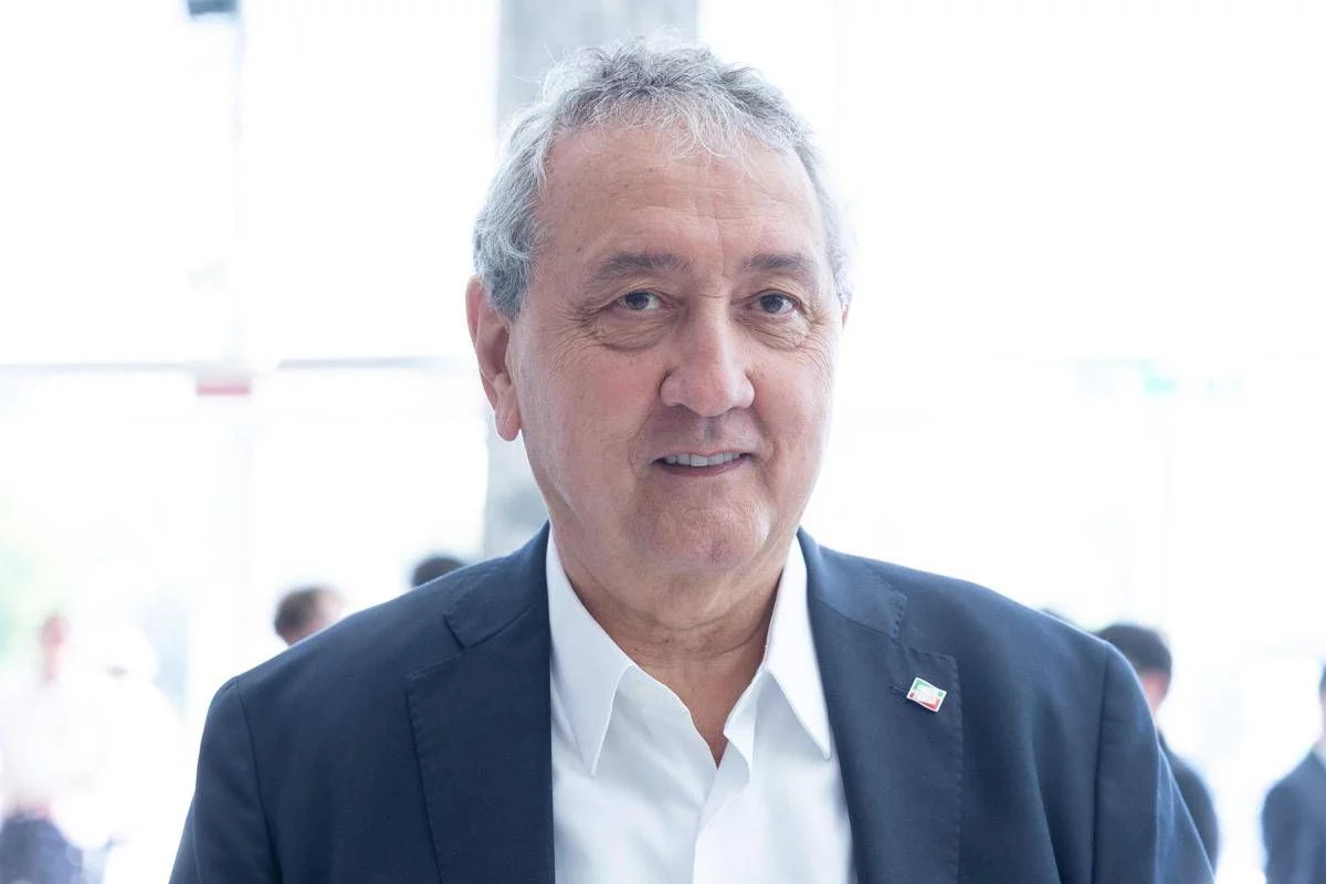 Gaffe Pd e M5S, onoreficenza del giornalista Romoli ‘scambiata’ per croce celtica. Barelli: “Caccia al nemico rende scemi”