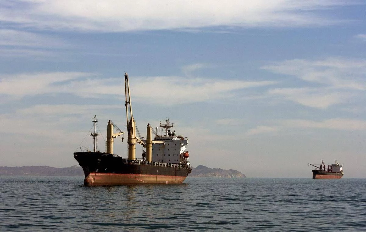 Hormuz e petrolio, Trump: “Usa avanti da soli”. Arriva la nave con 2200 marines