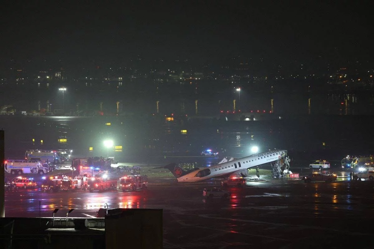 Incidente all’aeroporto LaGuardia di New York, aereo in fase di atterraggio si scontra con un veicolo: morti pilota e copilota