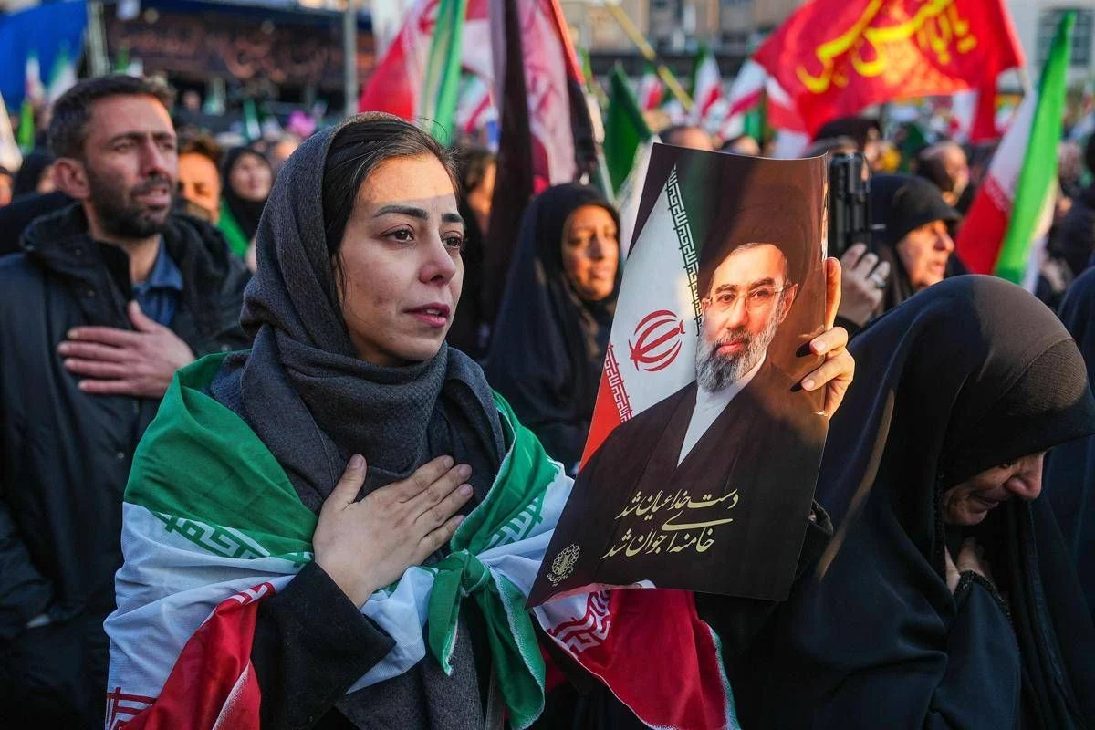 Iran, Mojtaba Khamenei rompe il silenzio: “Voglio vendetta contro Usa, lo stretto di Hormuz resterà chiuso”