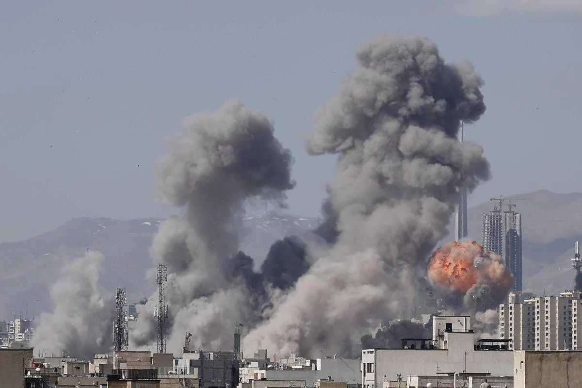 Iran, raid Usa-Israele sul porto vicino Stretto Hormuz: 5 morti. Forti esplosioni udite a Teheran – La diretta