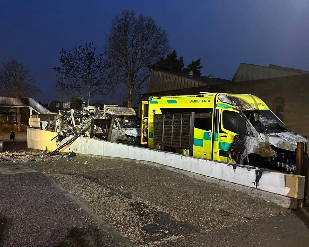Londra, date alle fiamme ambulanze di organizzazione ebraica. Starmer: “Sconvolgente incendio a sfondo antisemita”