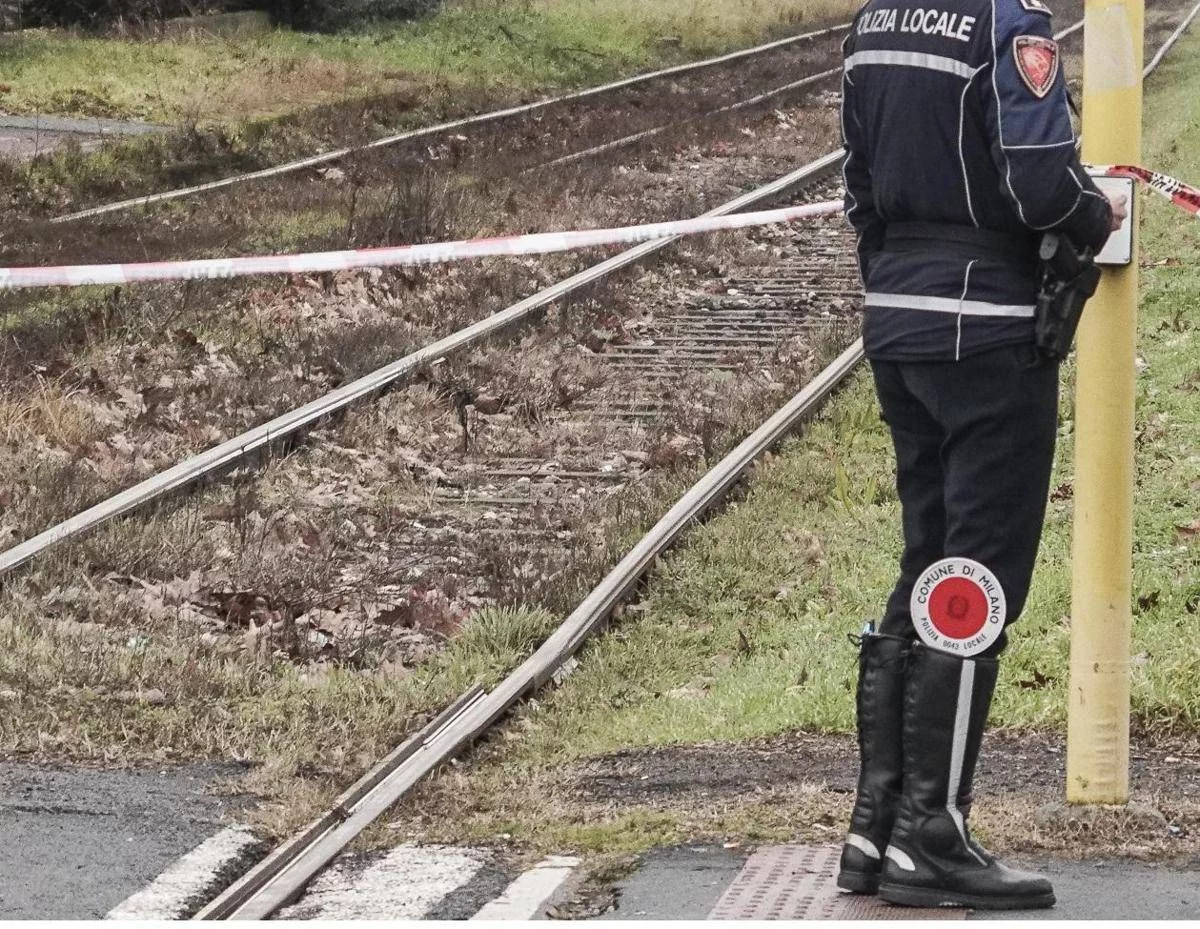 Milano, si blocca ruota e tram esce dai binari: nessun ferito