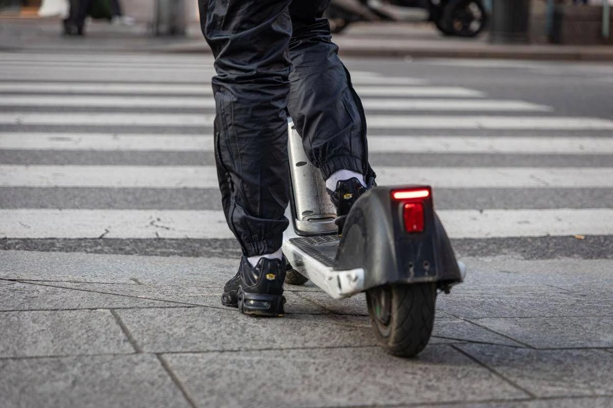 Monopattini, dal 16 maggio scatta obbligo targa e assicurazione: multe fino a 400 euro