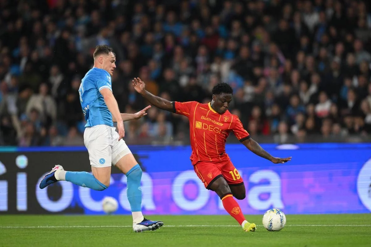 Napoli-Lecce, Banda si accascia a terra per un malore. Cos’è successo