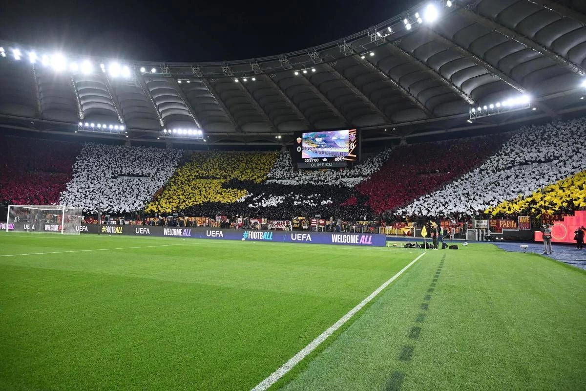 Roma, coreografia contro Bologna. Ironia social: “Sembra un gatto”