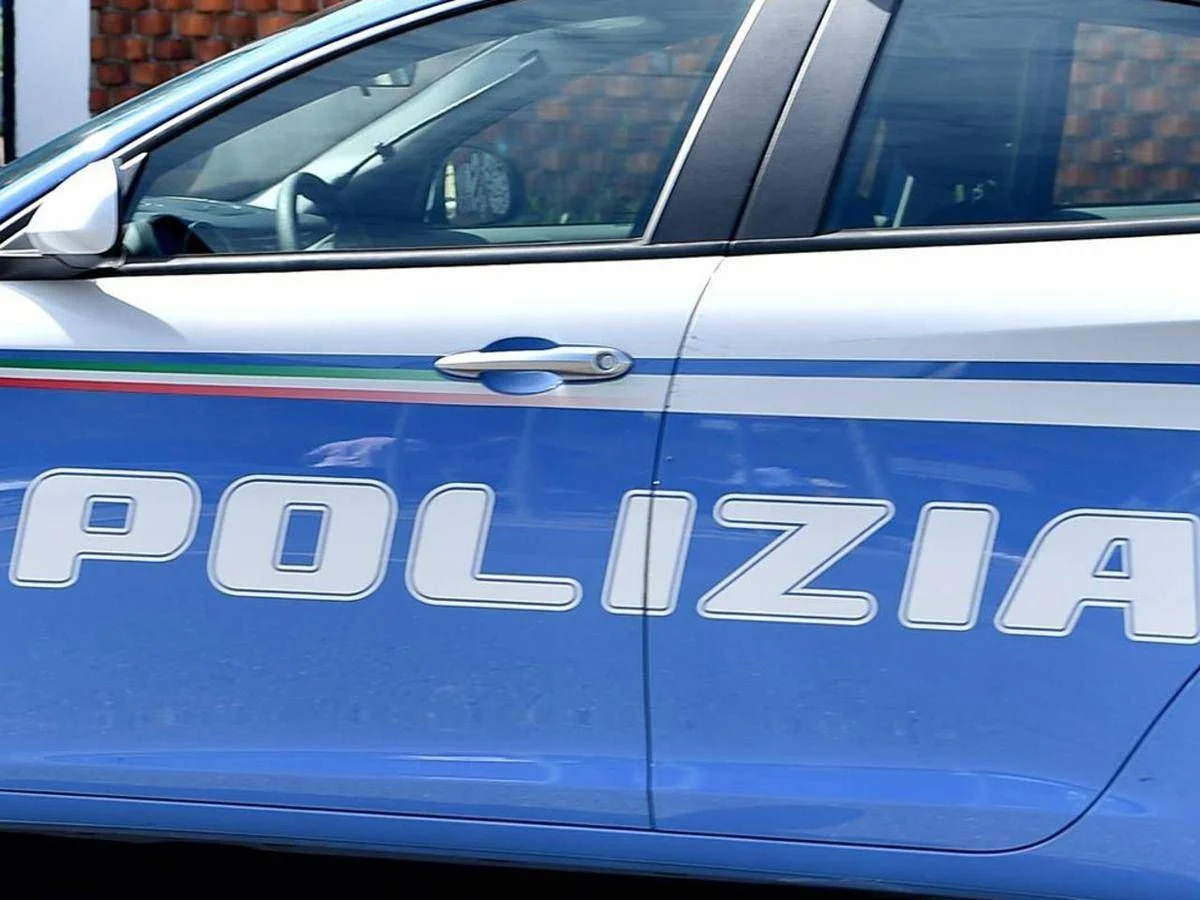 Speronano l’auto e tentano la rapina, le vittime sono poliziotti: due arresti a Napoli