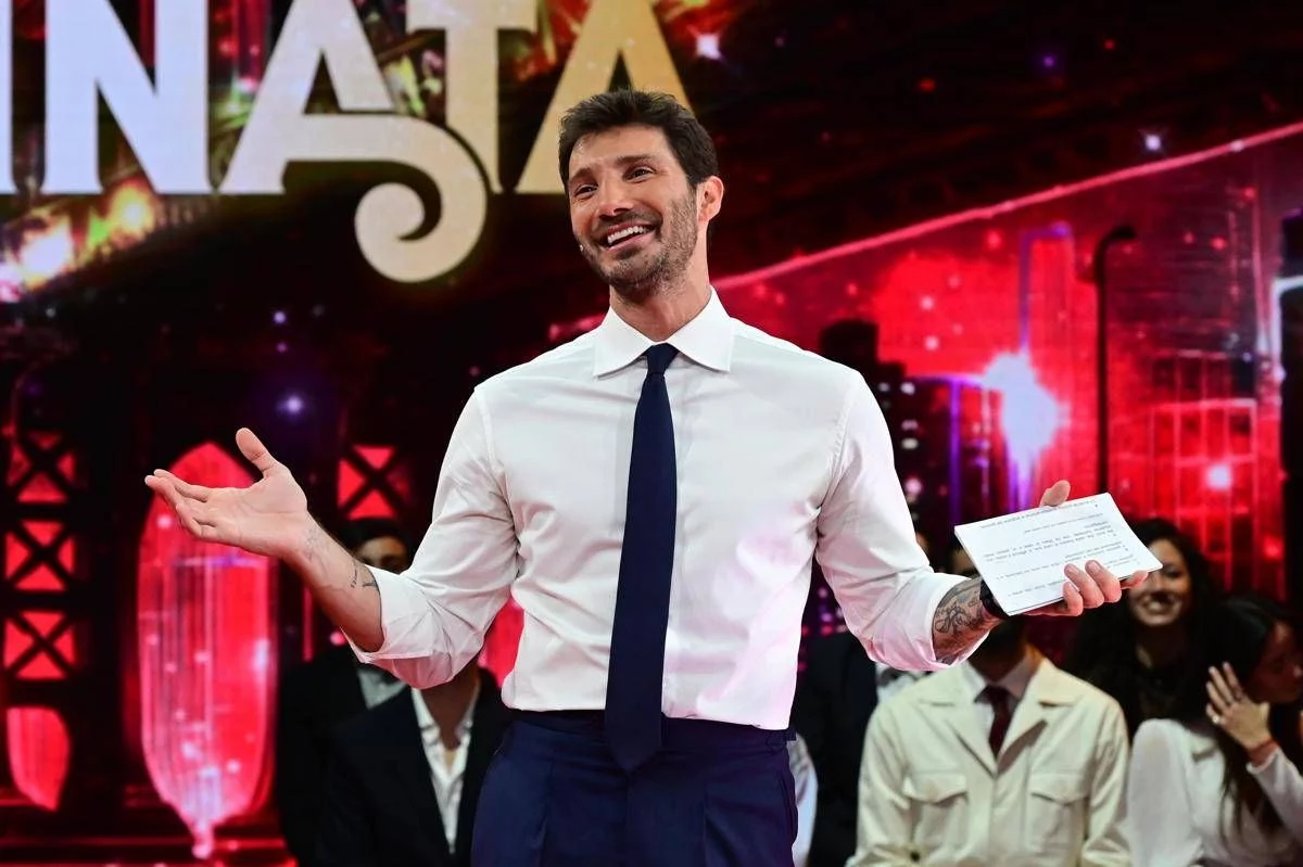 Stasera tutto è possibile, torna il comedy show con De Martino: oggi su Rai 2