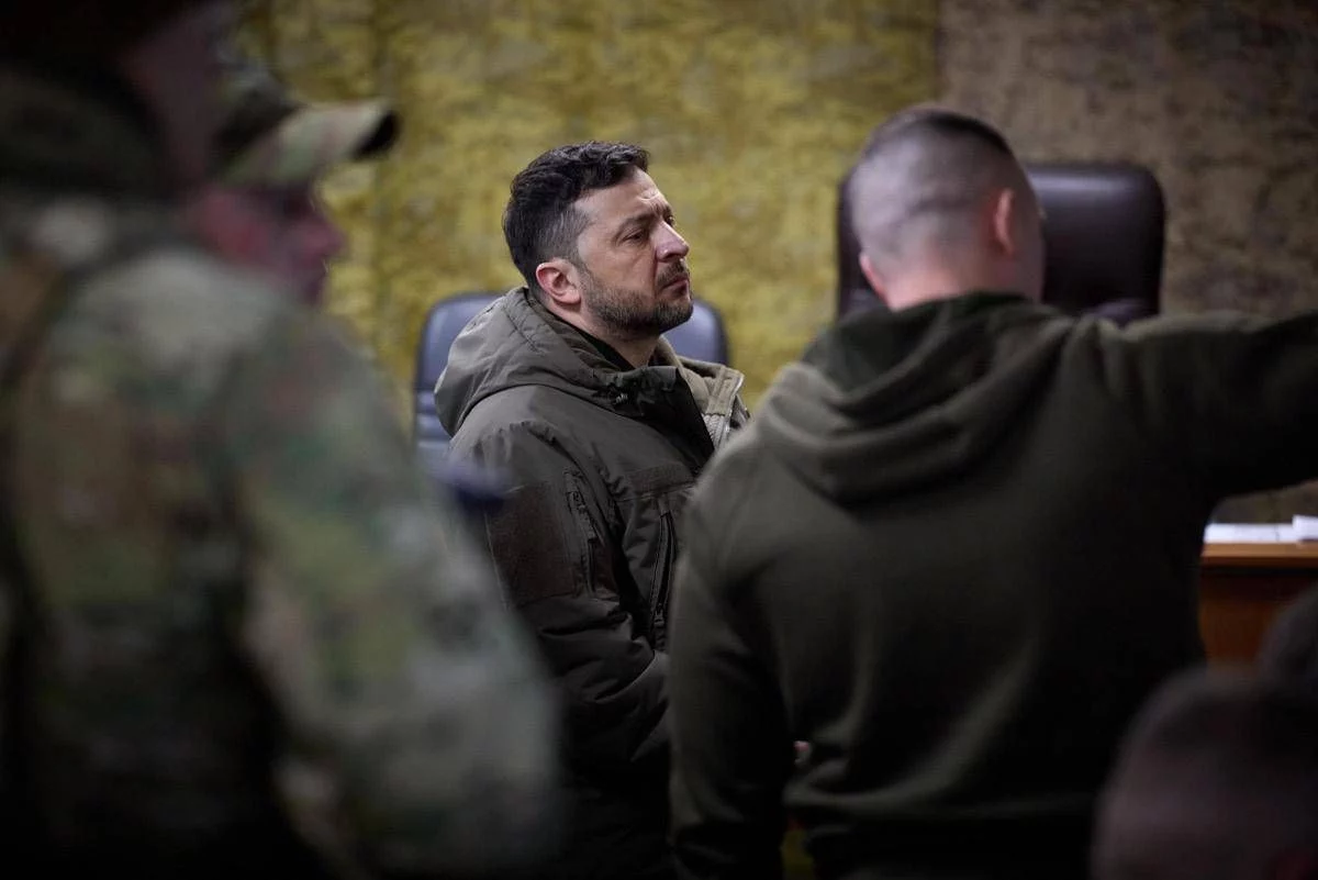 Ucraina, Zelensky in visita nel Donetsk: “Russia prepara offensiva primavera”