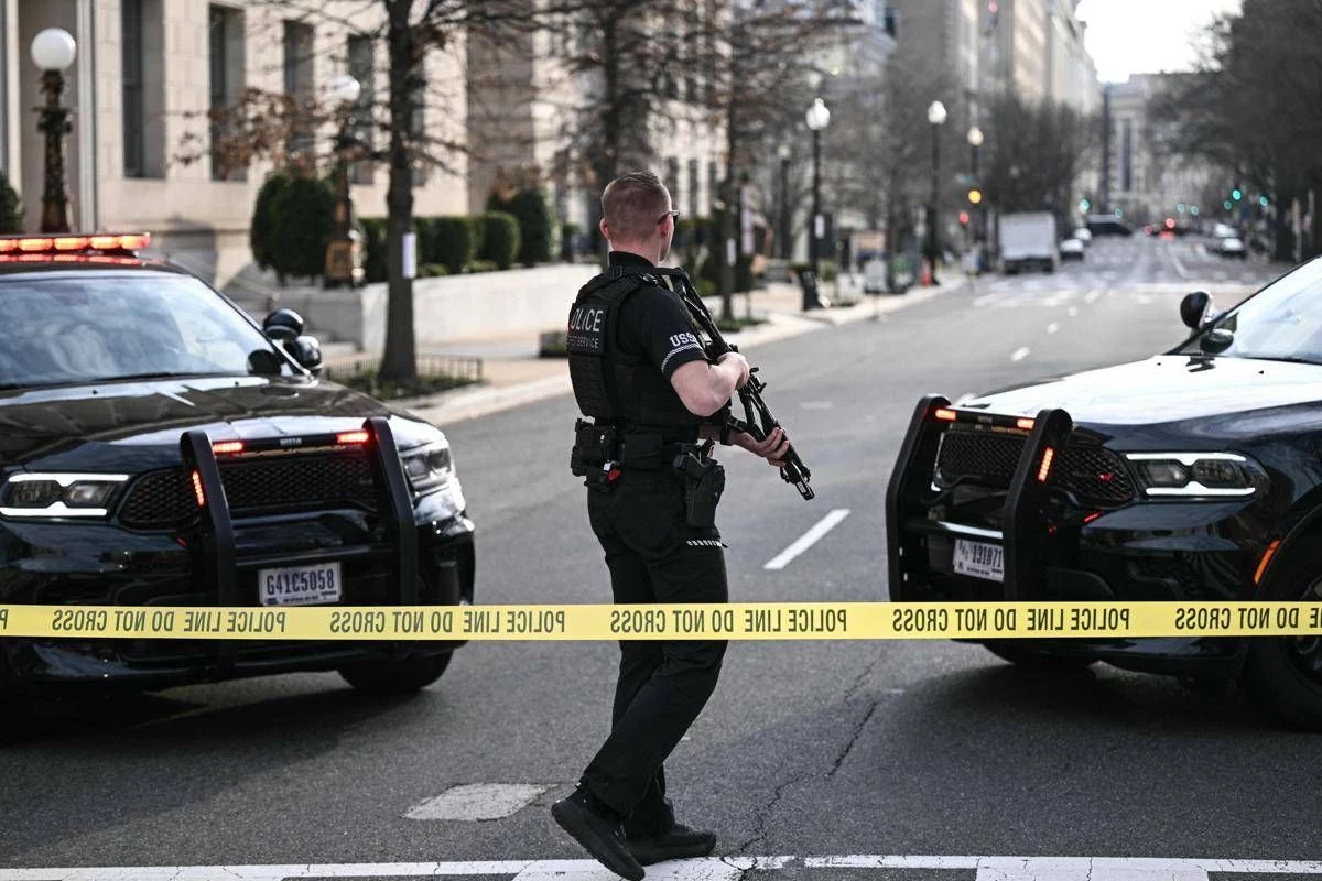 Usa, camion sfonda transenne Casa Bianca: nessun ferito, autista arrestato