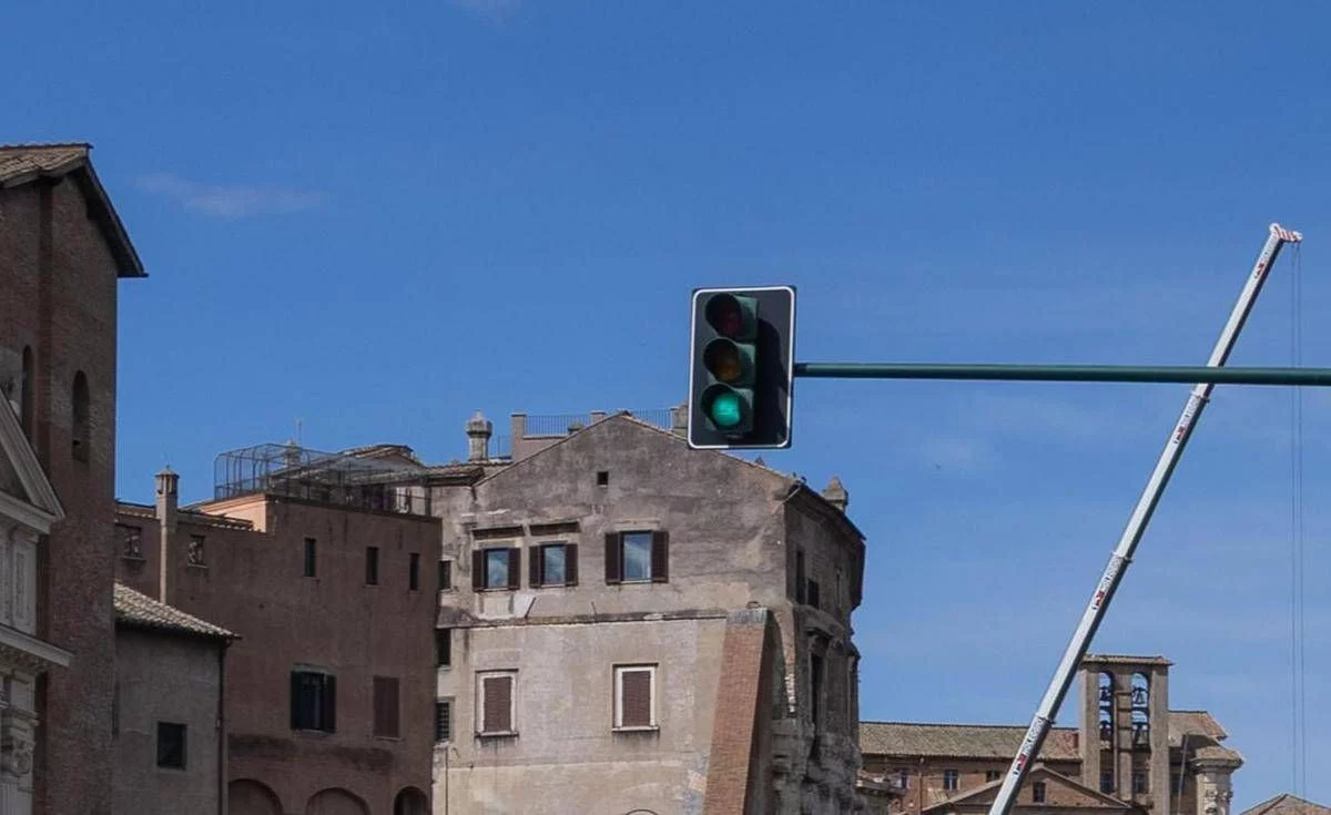 A Roma semafori con luce bianca per auto a guida autonoma? Patanè: “Sono fake news”