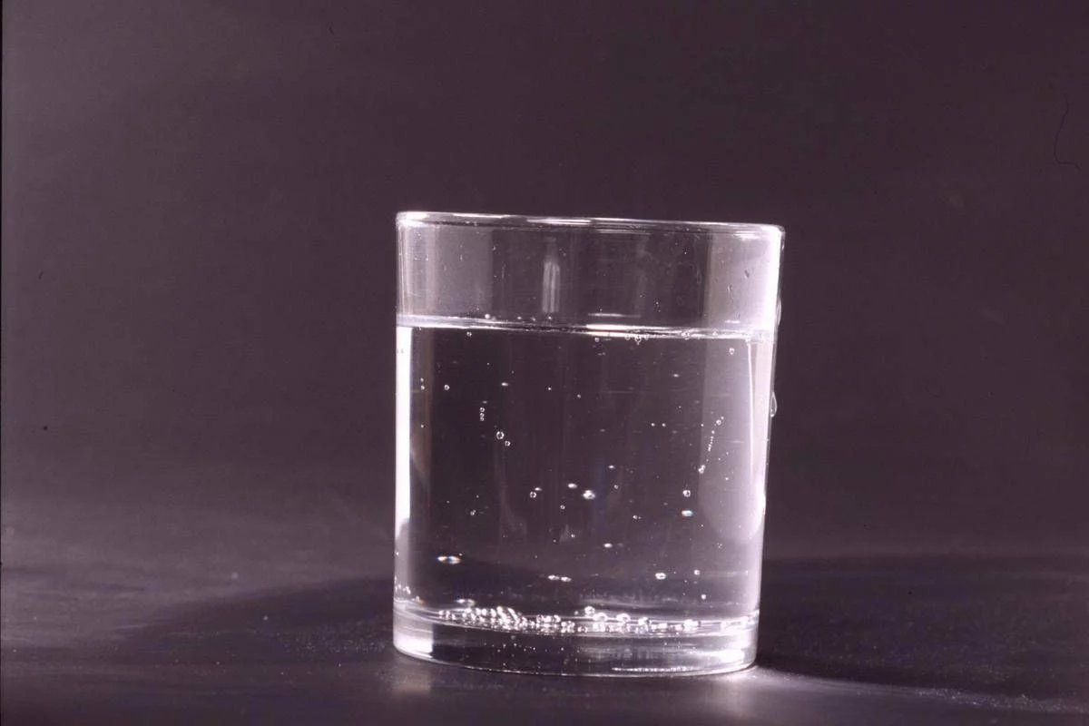 Bere acqua calda al mattino o alla sera? I consigli dell’esperto