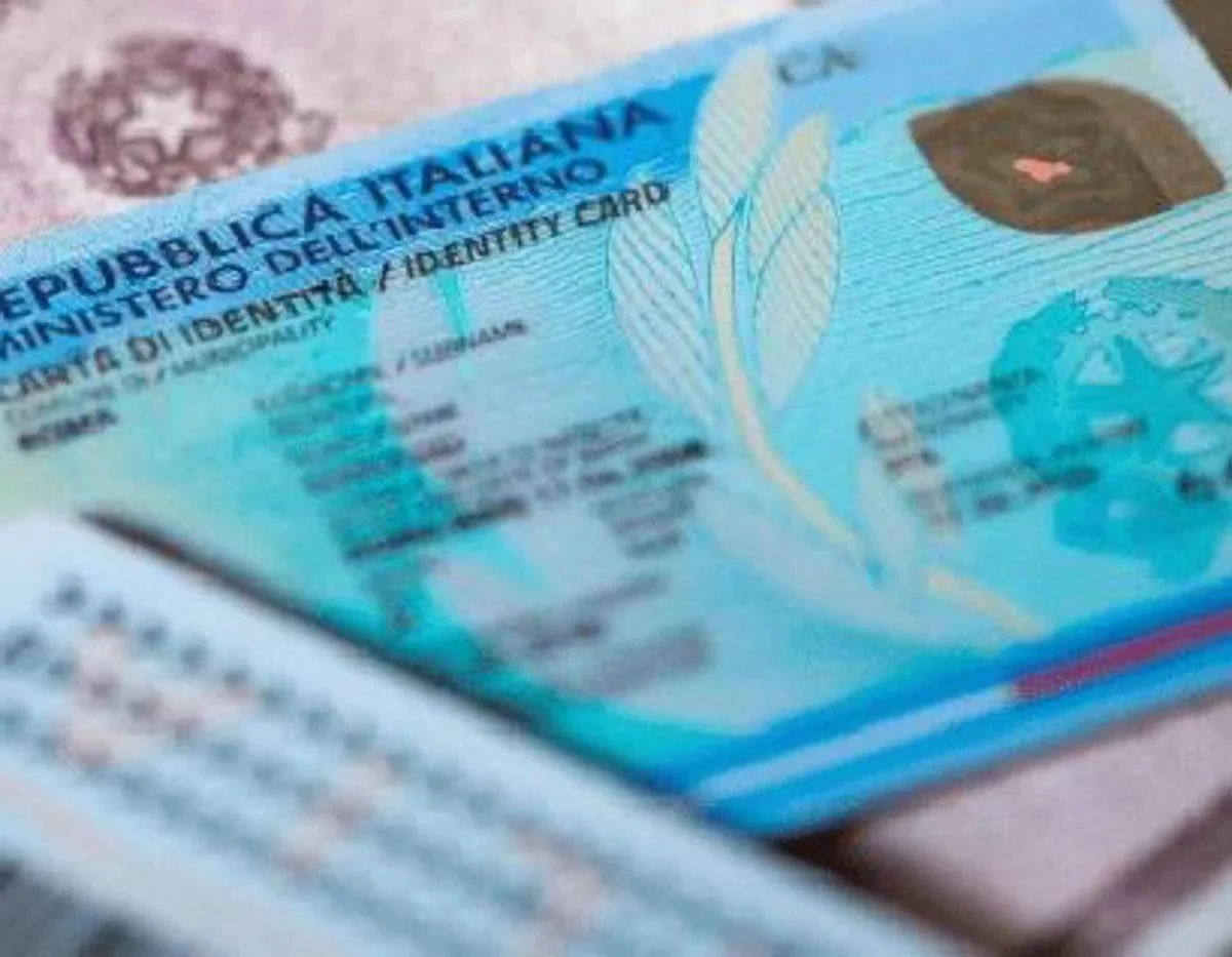 Carta d’identità cartacea, slitta l’addio: fino a quando è valida e cosa cambia