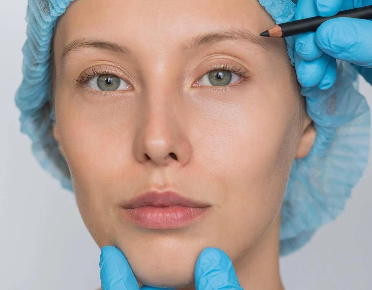 Chirurgia estetica in crescita, ma è rivoluzione ‘soft’: i trend dal seno ai filler