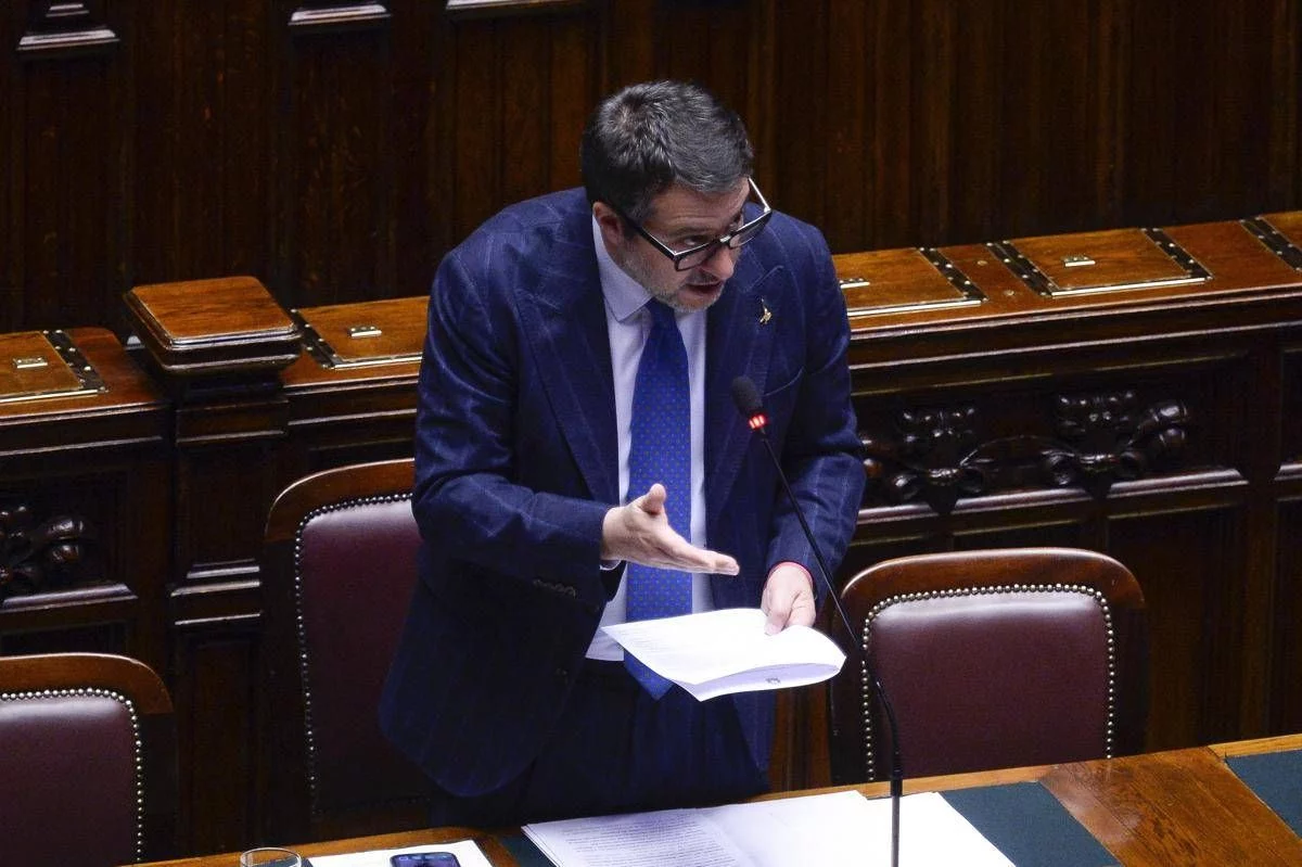 Crisi carburante, Salvini: “Riserve aeroporti fino a tutto maggio, no emergenza. Monitoriamo per evitare stop estate”