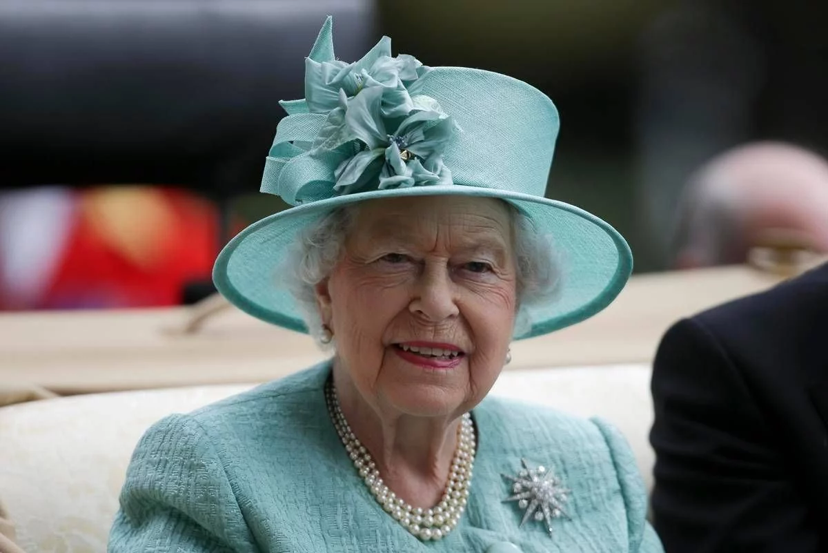 Elisabetta II e la passione per canto, quella volta in cui si esibì sulle note di ‘Dancing Queen’ degli Abba