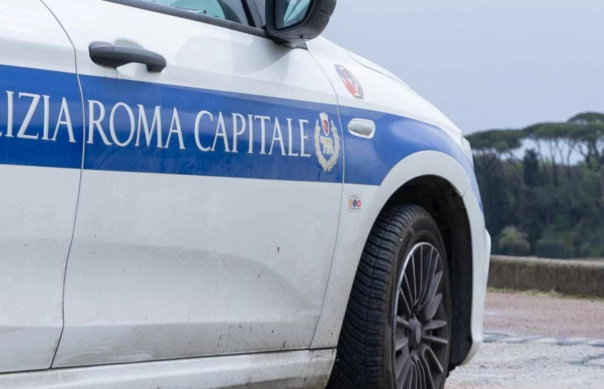 Follia nella notte in un campo rom di Roma, baracche a fuoco dopo una lite tra famiglie