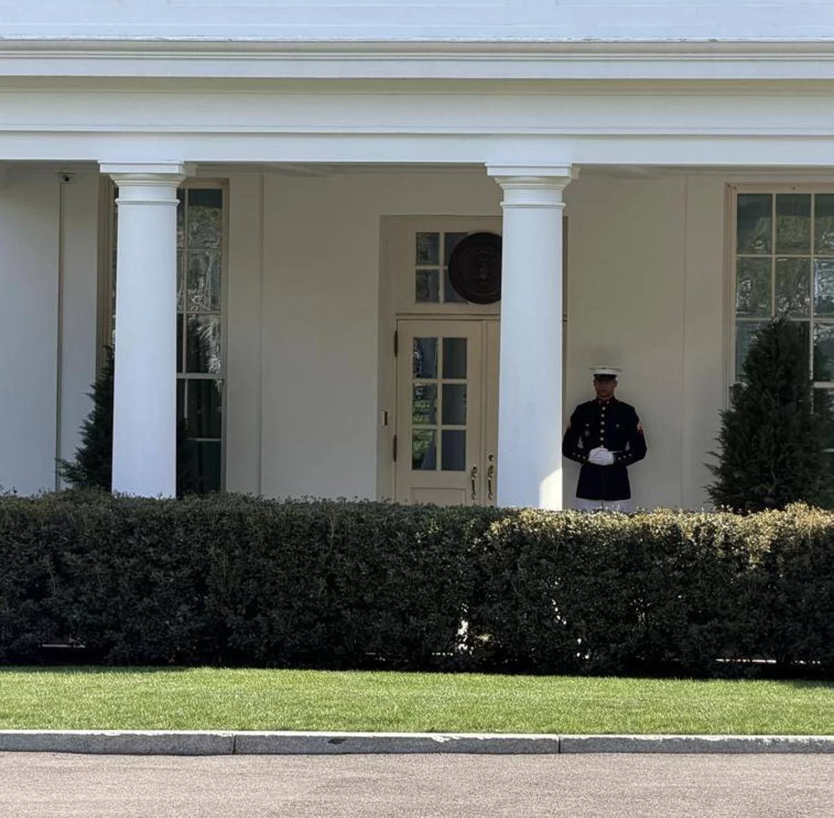 Il giallo del ricovero di Trump, il presidente Usa lontano dall’occhio pubblico: “Al lavoro per gli americani”