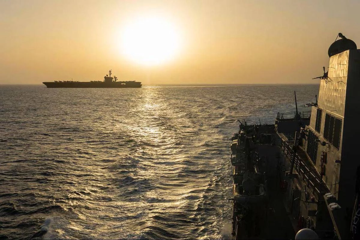 Iran, Hormuz riapre ma restano tensioni. Trump: “Negozieremo durante il fine settimana”