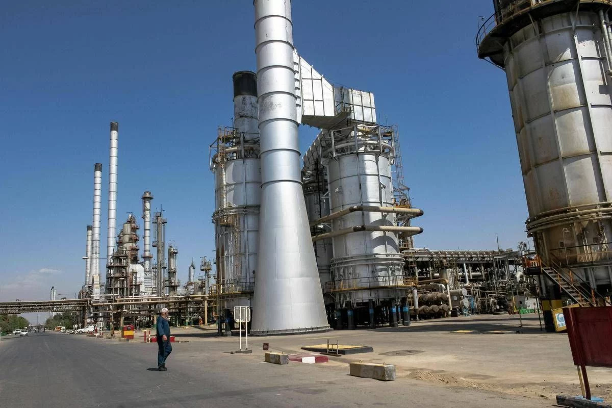 Iran ‘sommerso’ dal petrolio, Teheran sfrutta serbatoi abbandonati e container improvvisati