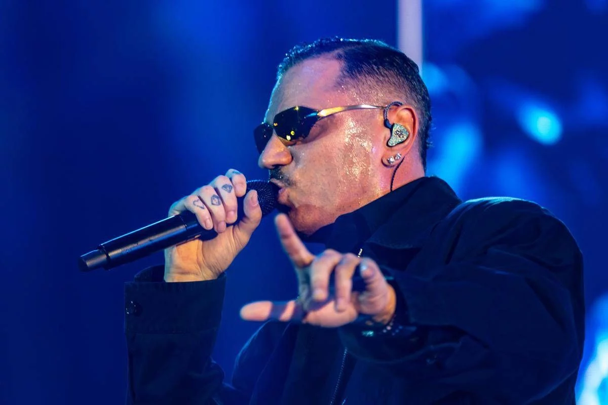 Marracash torna alle origini e rompe la ‘quarta parete’: lo show che abbraccia Barona