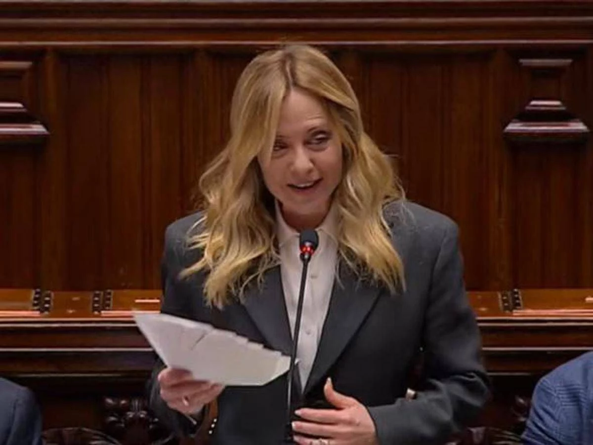 Meloni frena l’applauso in Aula durante l’iinformativa: “E’ ancora lunga, regà”