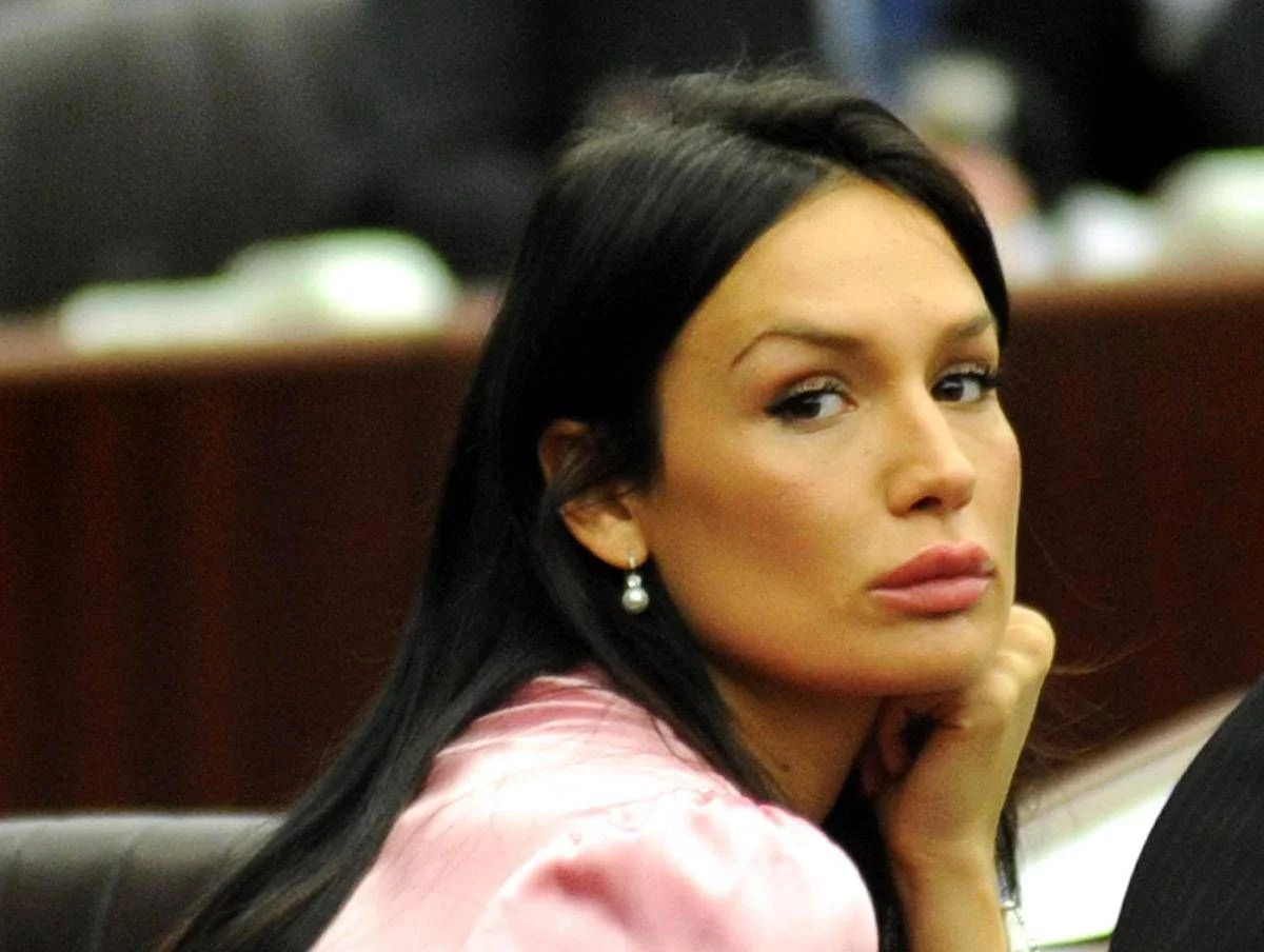 Minetti e il compagno contro giornalista del Fatto: “Basta falsità, chiederemo i danni”