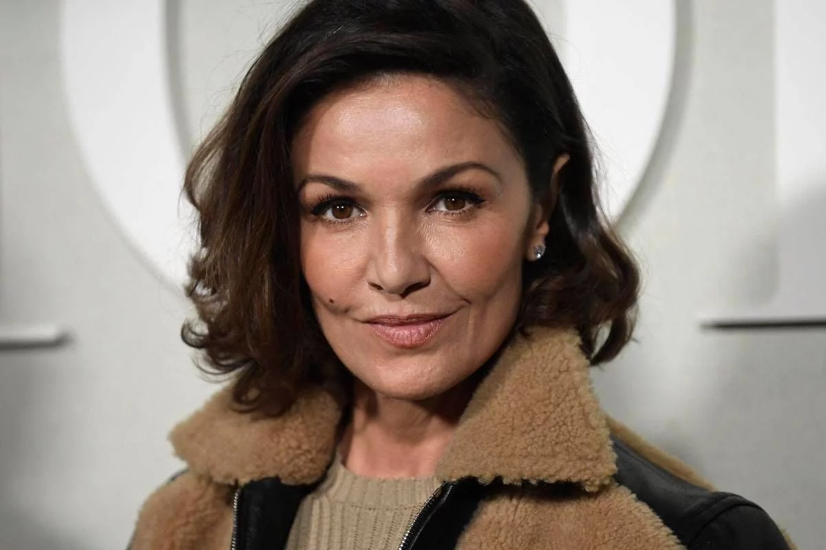 Morta a 57 anni l’attrice Nadia Fares: era stata trovata priva di sensi in piscina a Parigi