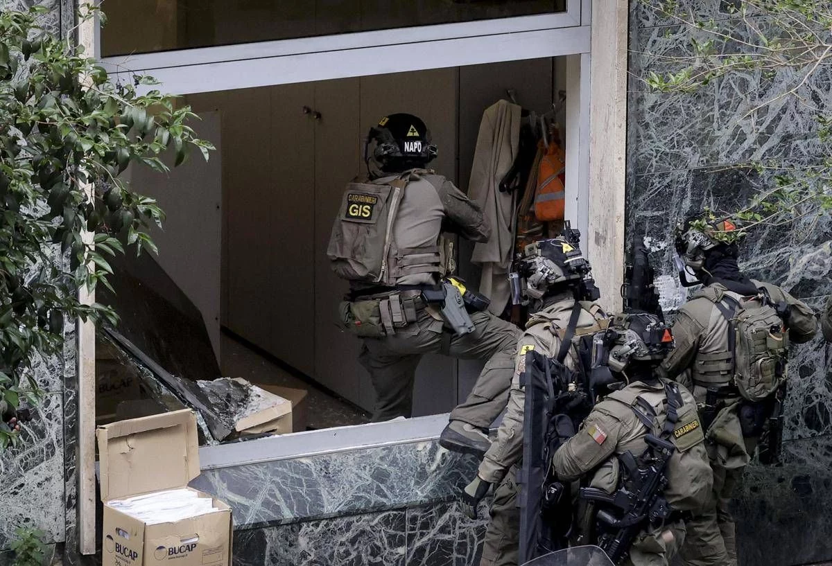 Napoli, rapina in banca con 25 ostaggi: investigatori ricostruiscono via di fuga e arrivo dei banditi