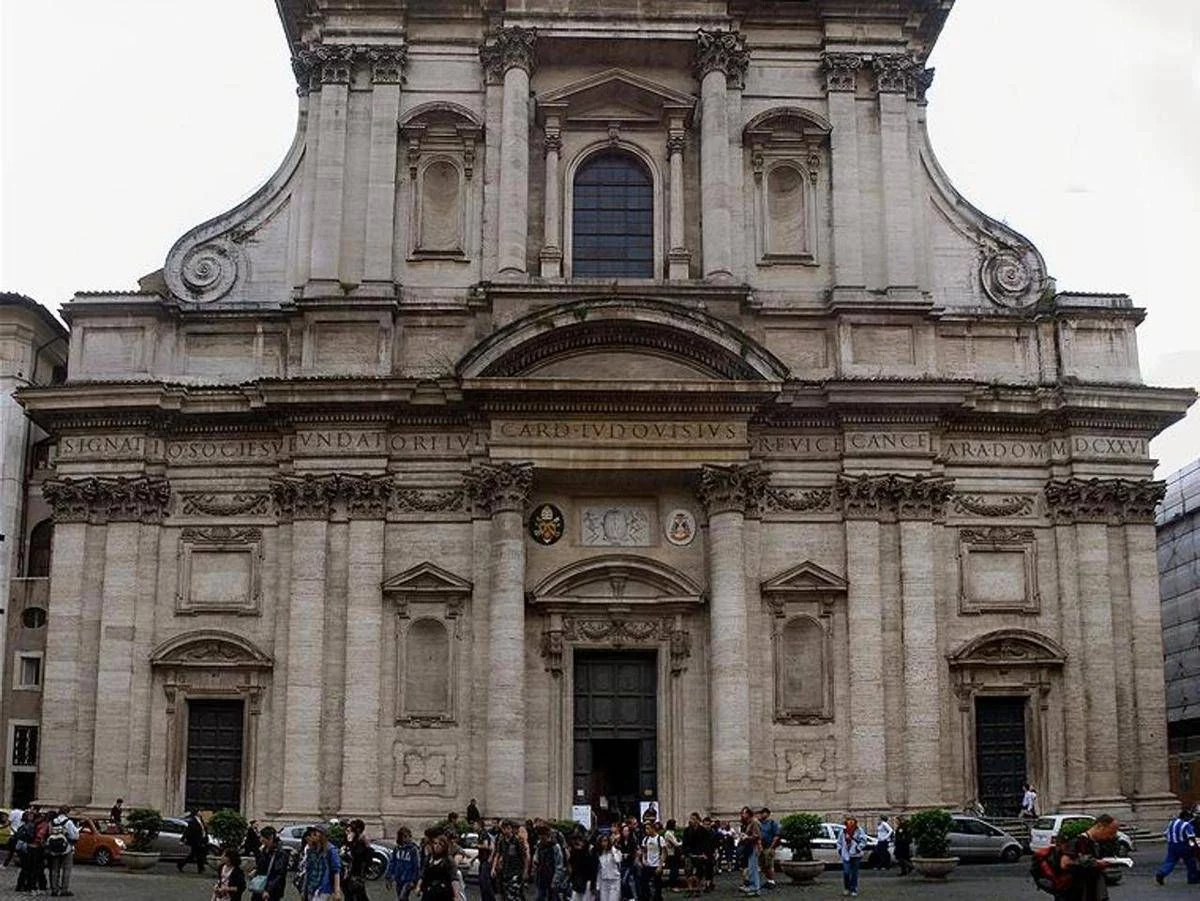 Roma, cadono lastre impalcatura chiesa Sant’Ignazio: ferita 16enne in gita