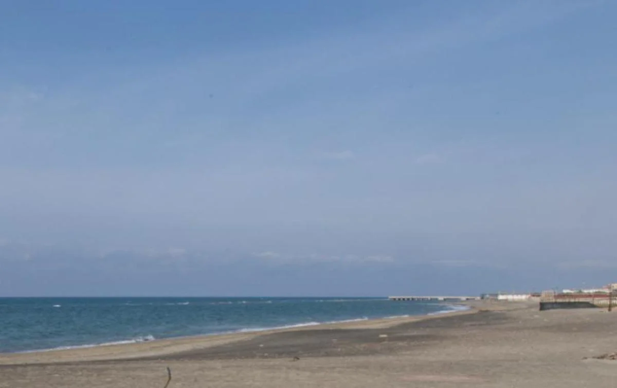 Si tuffa dal pontile e muore: mistero su un giovane senza documenti a Ostia